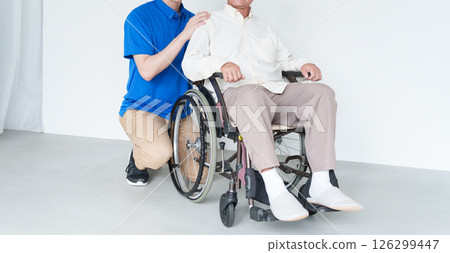 男性護理人員和坐輪椅的老人 126299447