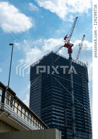 Tokyo Tower crane and Metropolitan Expressway under construction 2025.04 a-1 126299716