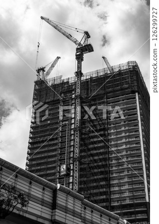 東京鐵塔起重機和首都高速公路在建中 2025.04 c-4 單色 126299727