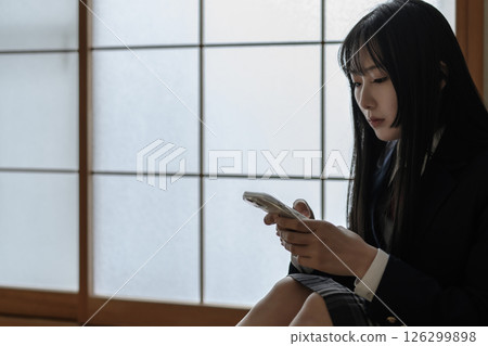 高中女生在日式房間看智慧型手機，霸凌，拒絕上學，SNS 麻煩，修剪 126299898