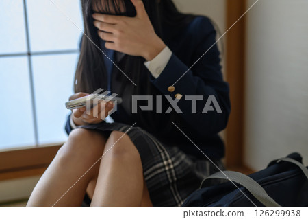 高中女生在日式房間看智慧型手機,霸凌,拒絕上學,SNS 麻煩,早晨的顏色 高中女生在日式房間看智慧型手機,霸凌,拒絕上學,SNS 麻煩,早晨的顏色 126299938