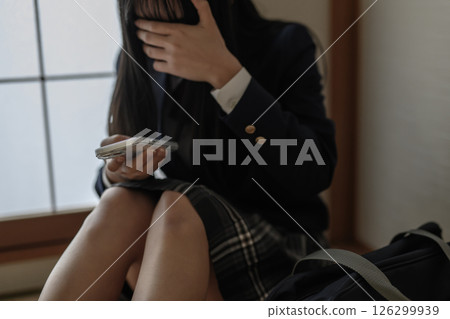 高中女生在日式房間看智慧型手機,霸凌,拒絕上學,SNS 麻煩 高中女生在日式房間看智慧型手機,霸凌,拒絕上學,SNS 麻煩 126299939