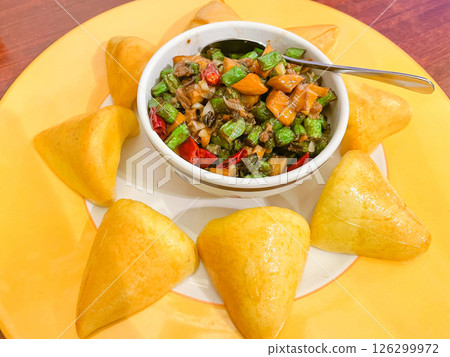 Northwest China cuisine, stir-fried miscellaneous buns (stir-fried corn bread wraps) 126299972