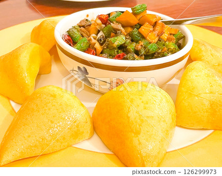 Northwest China cuisine, stir-fried miscellaneous buns (stir-fried corn bread wraps) Northwest China cuisine, stir-fried miscellaneous buns (stir-fried corn bread wraps) 126299973