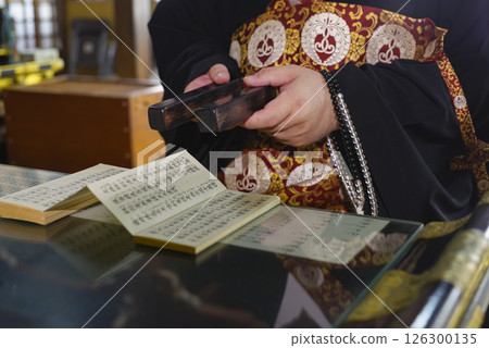 寺廟殿內僧人誦經 126300135