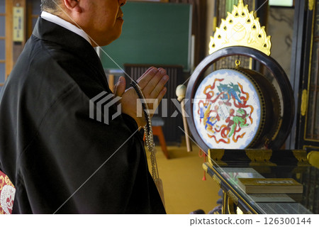 寺廟殿內僧人誦經 126300144
