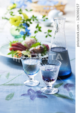 清酒及3種生魚片 126300257