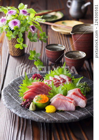 四種刺身和清酒 126300501
