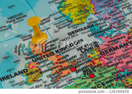 Map highlighting United Kingdom with pin marked at Glasgow 126300850