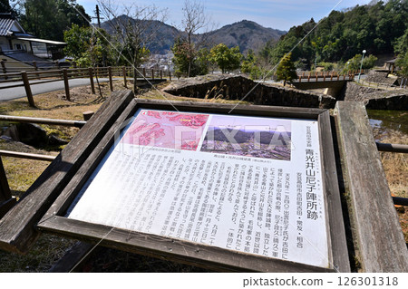 秋纈山城,毛利元就的公墓所在地。看看貝利酒。 秋纈山城,毛利元就的公墓所在地。看看貝利酒。 126301318