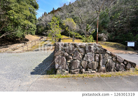 Akikoriyama Castle, where Mori Motonari's public tomb is located. A look at the baileys. 126301319