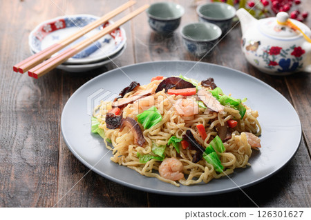 Shanghai fried noodles (Shanghai-style fried noodles) 126301627