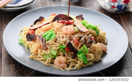 Shanghai fried noodles (Shanghai-style fried noodles) 126301632