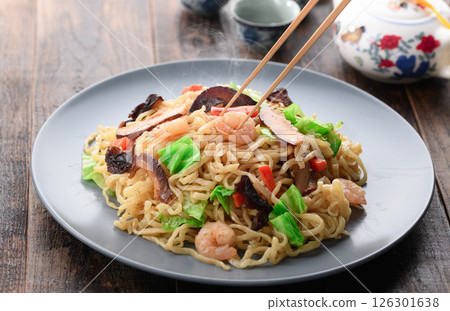 Shanghai fried noodles (Shanghai-style fried noodles) 126301638