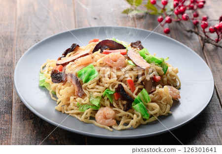 Shanghai fried noodles (Shanghai-style fried noodles) 126301641