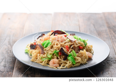 Shanghai fried noodles (Shanghai-style fried noodles) 126301648