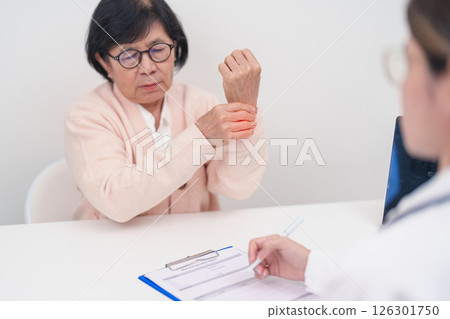 Elderly Patient Woman wrist pain and Consulting doctor. muscle ache from Carpal Tunnel Syndrome, De Quervain s tenosynovitis, rheumatoid, arthritis, gout, Parkinson disease and ergonomic healthcare Elderly Patient Woman wrist pain and Consulting doctor. muscle ache from Carpal Tunnel Syndrome, De Quervain s tenosynovitis, rheumatoid, arthritis, gout, Parkinson disease and ergonomic healthcare 126301750