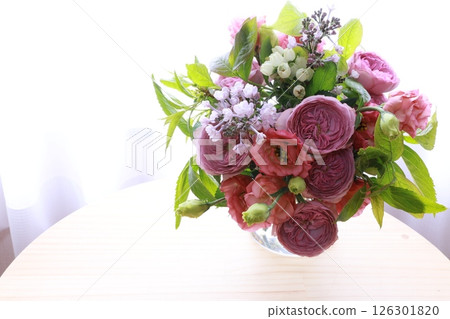 粉紅色插花 粉紅色插花 126301820