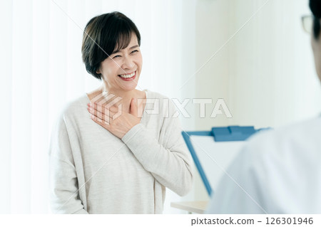 一名女子向醫生詢問檢查結果 126301946