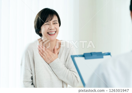 一名女子向醫生詢問檢查結果 126301947