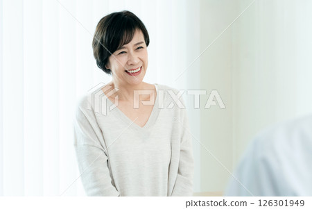 Woman asking doctor about test results 126301949
