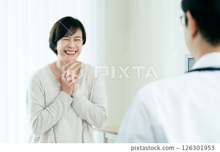 一名女子向醫生詢問檢查結果 126301953