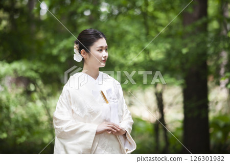 新娘穿著白色的衣服 126301982