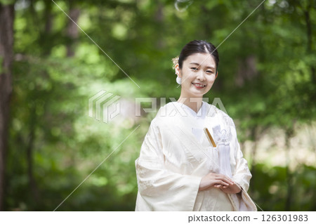 新娘穿著白色的衣服 新娘穿著白色的衣服 126301983