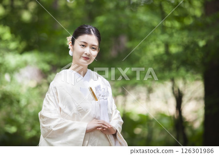 新娘穿著白色的衣服 126301986