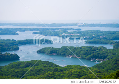 [A magnificent view of Ago Bay from Yokoyama Observatory amidst the fresh greenery] Ise-Shima National Park, Mie Prefecture 126302012