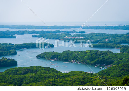 [A magnificent view of Ago Bay from Yokoyama Observatory amidst the fresh greenery] Ise-Shima National Park, Mie Prefecture 126302019
