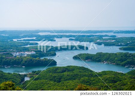 [A magnificent view of Ago Bay from Yokoyama Observatory amidst the fresh greenery] Ise-Shima National Park, Mie Prefecture 126302021