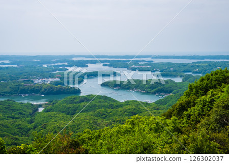 [A magnificent view of Ago Bay from Yokoyama Observatory amidst the fresh greenery] Ise-Shima National Park, Mie Prefecture 126302037