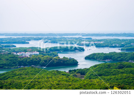[A magnificent view of Ago Bay from Yokoyama Observatory amidst the fresh greenery] Ise-Shima National Park, Mie Prefecture 126302051