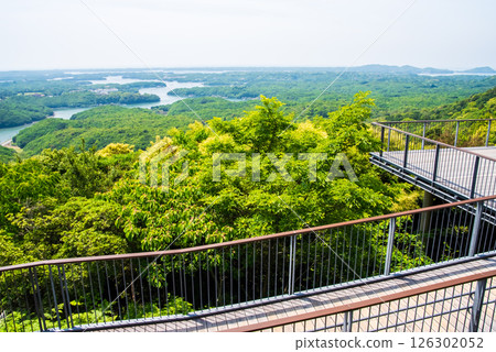[Slope to Yokoyama Observatory and Yokoyama Sky Cafe Terrace with fresh greenery] Ise-Shima National Park, Mie Prefecture 126302052