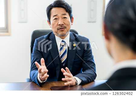 Lawyer receiving consultation Lawyer receiving consultation 126302402