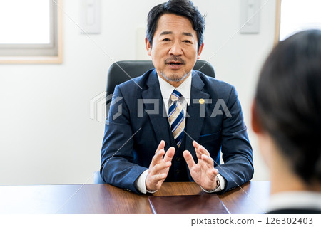 律師接受諮詢 律師接受諮詢 126302403