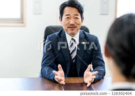 Lawyer receiving consultation 126302404