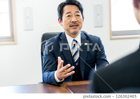 律師接受諮詢 126302405