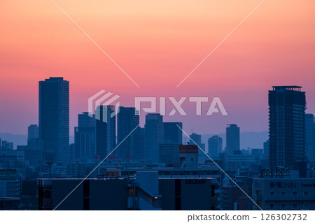 從大阪弁天町站附近的建築物看到的日出（5月拍攝） 126302732