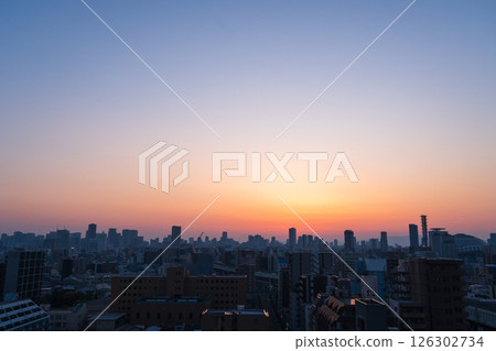 從大阪弁天町站附近的建築物看到的日出（5月拍攝） 126302734