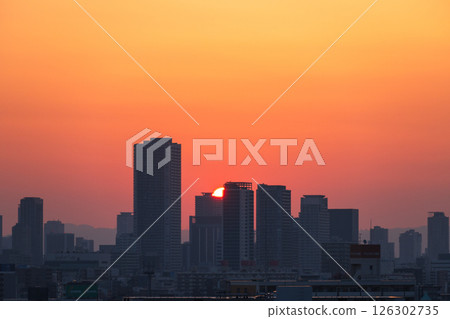 Sunrise seen from a building around Osaka Bentencho Station (photographed in May) 126302735