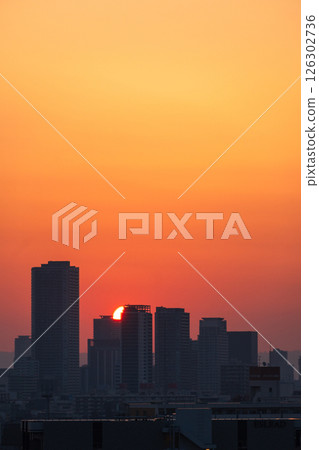 從大阪弁天町站附近的建築物看到的日出（5月拍攝） 126302736