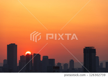 從大阪弁天町站附近的建築物看到的日出（5月拍攝） 126302739