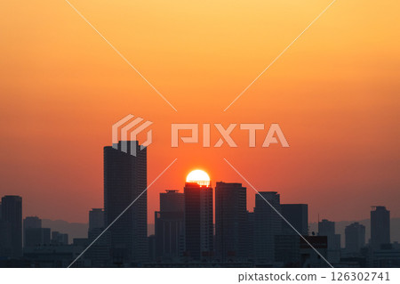 從大阪弁天町站附近的建築物看到的日出（5月拍攝） 126302741