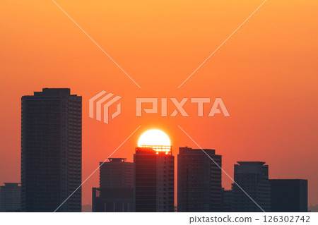 從大阪弁天町站附近的建築物看到的日出（5月拍攝） 126302742