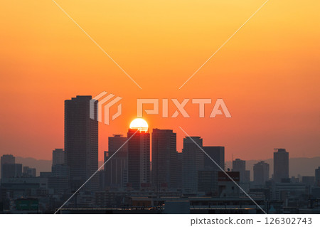 Sunrise seen from a building around Osaka Bentencho Station (photographed in May) 126302743