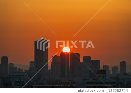 從大阪弁天町站附近的建築物看到的日出（5月拍攝） 126302744