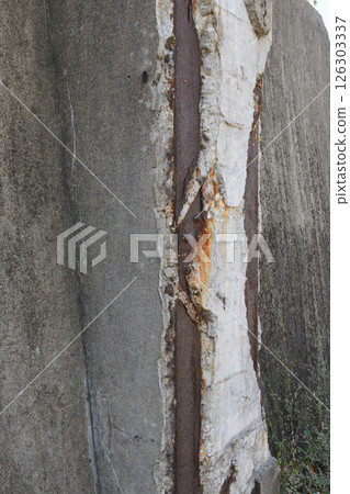 Concrete peeling 126303337