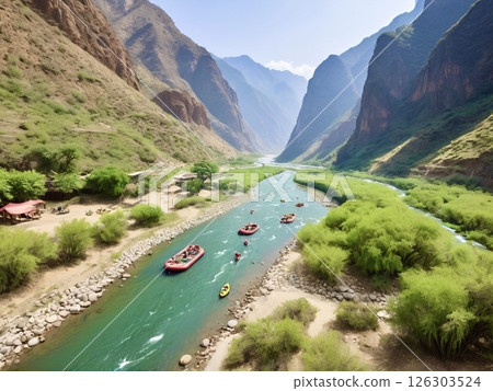 人們在深山老林裡的河裡玩耍 126303524